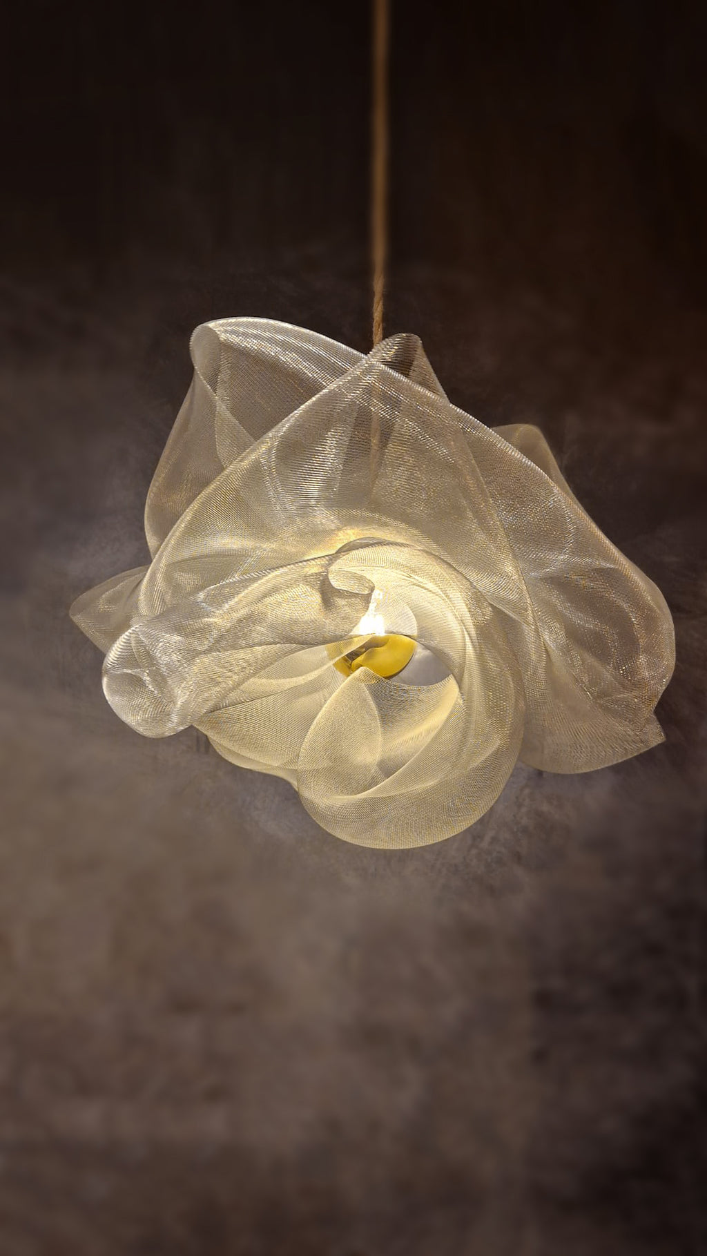 Suspension sculpturale Aériane en maille métallique – 75 × 60 cm