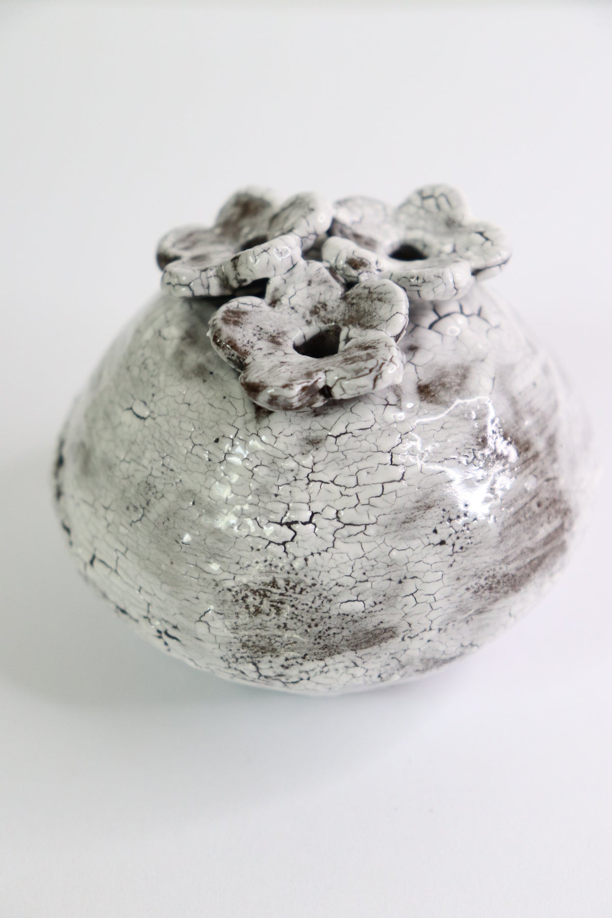 Petit soliflore “Fleurs d’ombre” en Porcelaine & Terre Noire — Pièce Unique