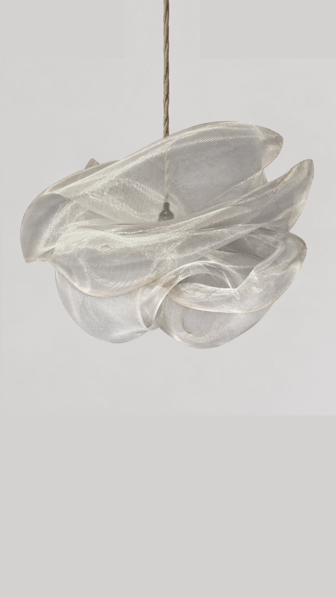 Suspension sculpturale Aériane en maille métallique – 75 × 60 cm