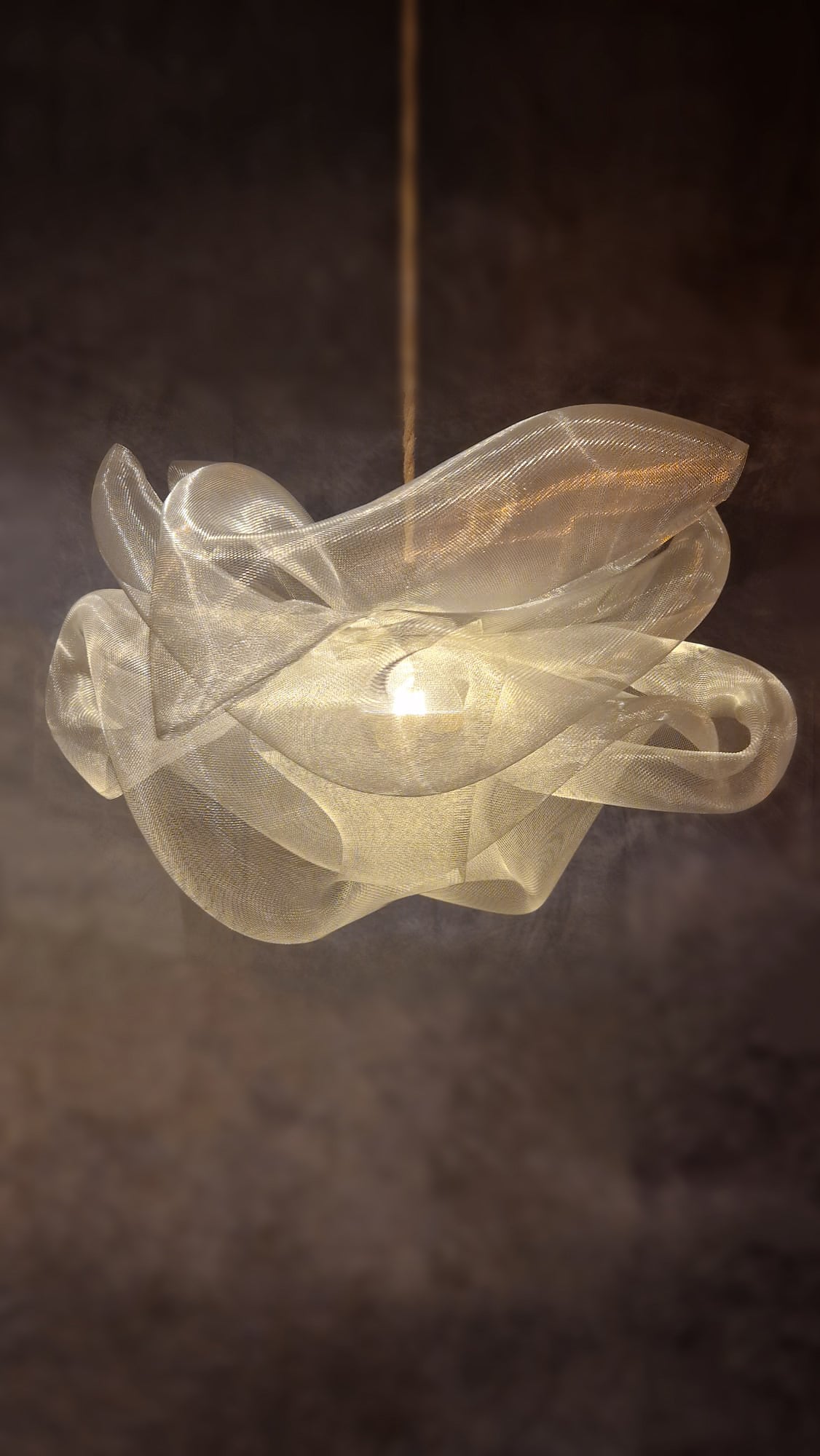 Suspension sculpturale Aériane en maille métallique – 75 × 60 cm