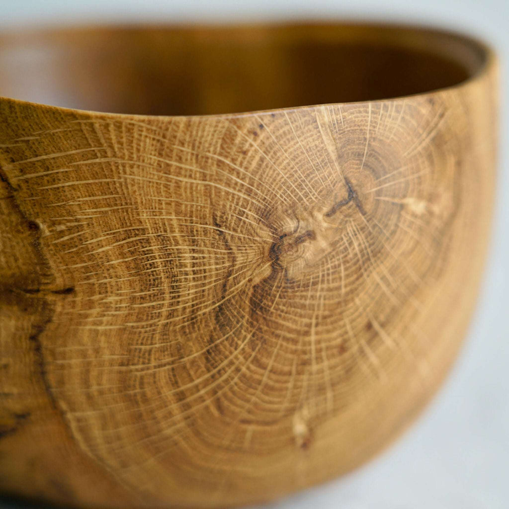 Bol en bois fait main tannée, extérieur aux veines claires et nœuds près du rebord.