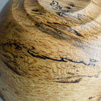 Bol en bois fait main tannée, gros plan sur marquages et inscription « 206 ».
