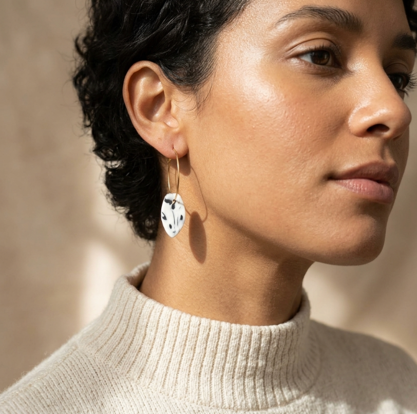 Boucles d’oreille créoles dorées avec pendentif goutte bleu marbré