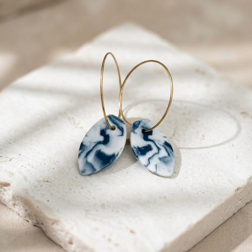 Paire de boucles créoles dorées avec pendentifs goutte bleu marbré
