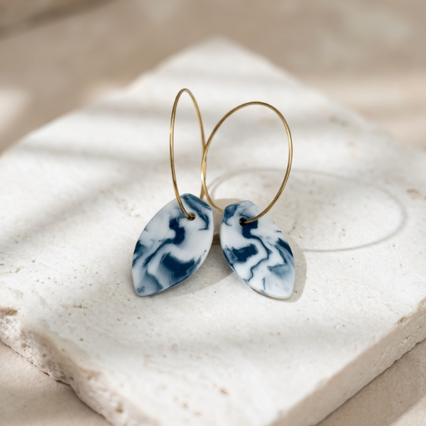Paire de boucles créoles dorées avec pendentifs goutte bleu marbré