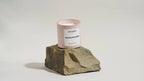Bougie parfumée Cannelya Violette Musquée, pot rose avec étiquette blanche