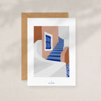 Carte illustrée avec escaliers bleus et façade brun/orange, dans une enveloppe kraft