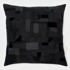 Coussin rectangulaire noir en patchwork de carrés et losanges, aspect matelassé