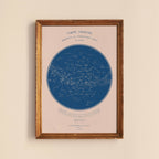 Affiche « Carte céleste » encadrée, fond clair, grand cercle bleu et étoiles.