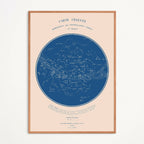 Affiche « Carte céleste » encadrée bois clair, cercle bleu détaillé et texte.