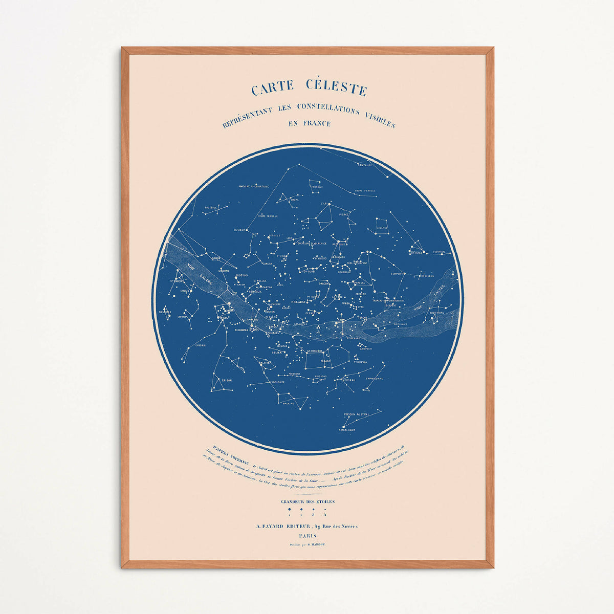 Affiche « Carte céleste » encadrée bois clair, cercle bleu détaillé et texte.