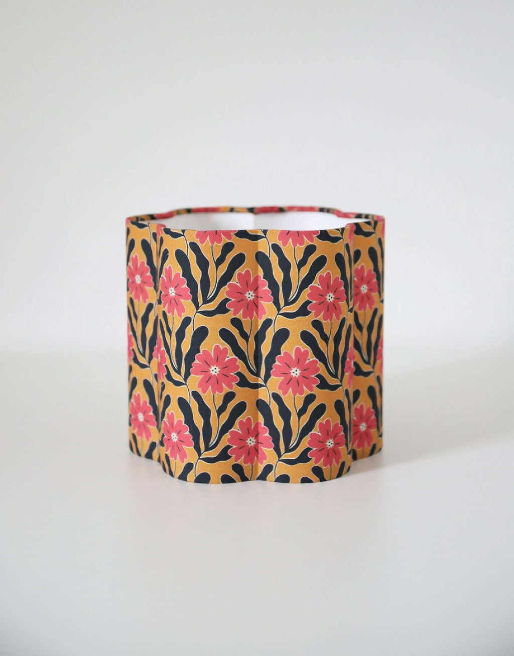 Abat-jour cylindrique en tissu, fleurs roses et feuillages, fond sombre, finition tissu
