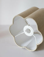 Abat-jour forme fleur tissu beige, vue rapprochée du support central et du câble blanc