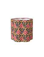 Abat-jour cylindrique en tissu, motif fleurs roses et feuilles, fond sombre, style rétro