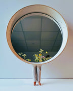 Miroir rond décoratif cadre caramel, verre foncé, piètement à trois pieds