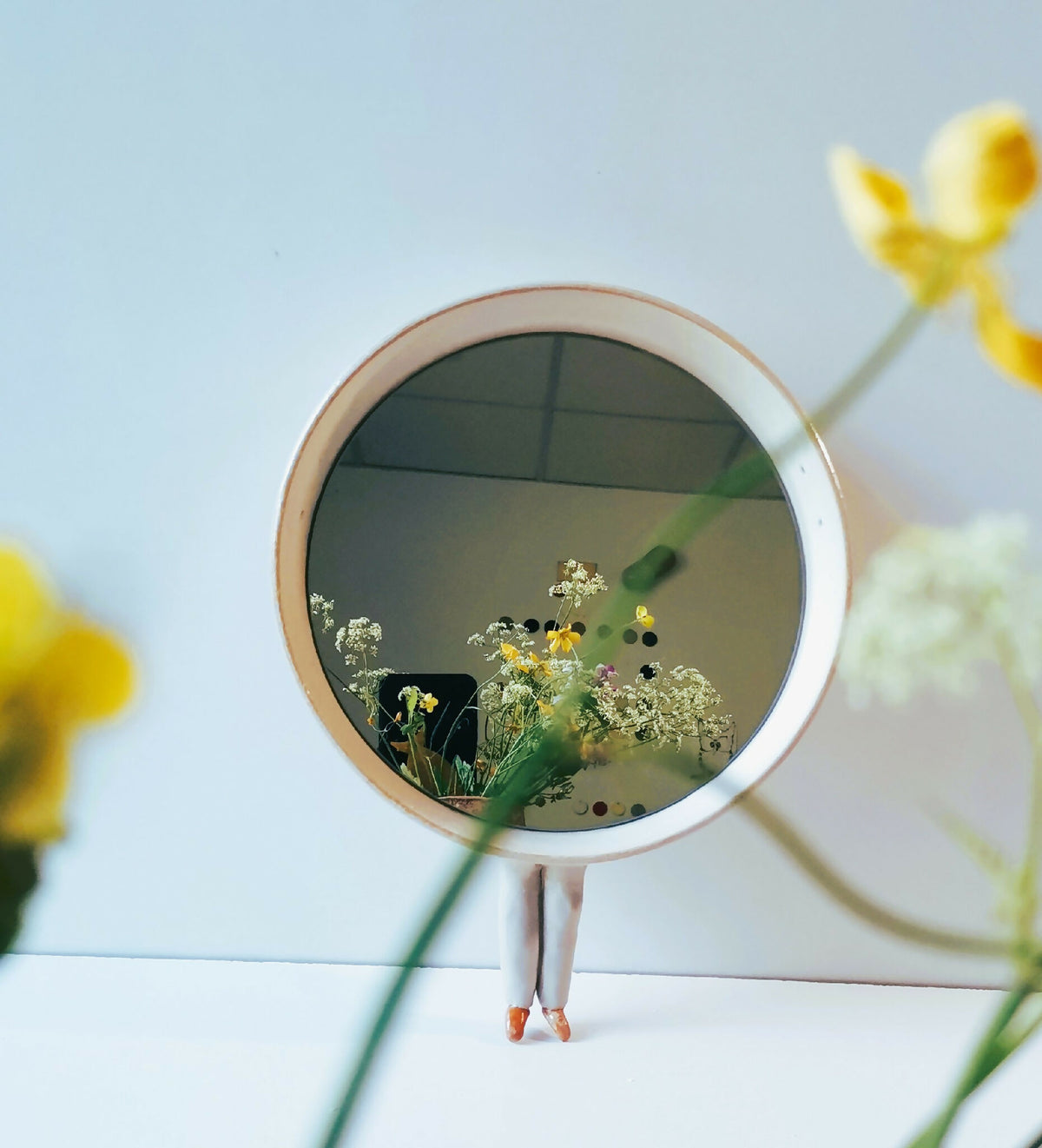 Miroir rond décoratif cadre blanc, verre foncé, piètement sur 3 pieds