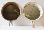 Deux miroirs ronds décoratifs, cadres bruns et blancs, avec piètement à trois pieds