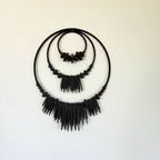 Décoration murale XXL noire en perles et franges, vue complète sur fond clair
