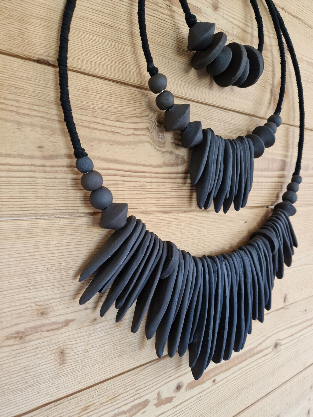 Décoration murale XXL noire en perles et franges, vue rapprochée sur le collier