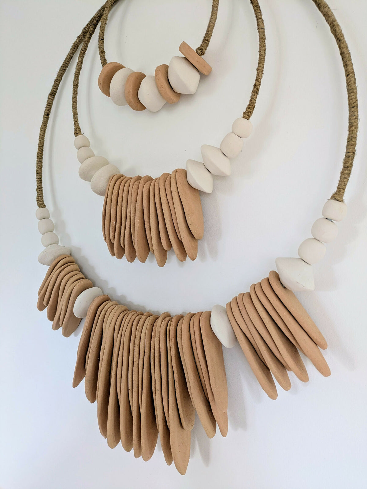 Décoration murale XXL en perles bois et cordons, grands pendentifs terracotta, blanc