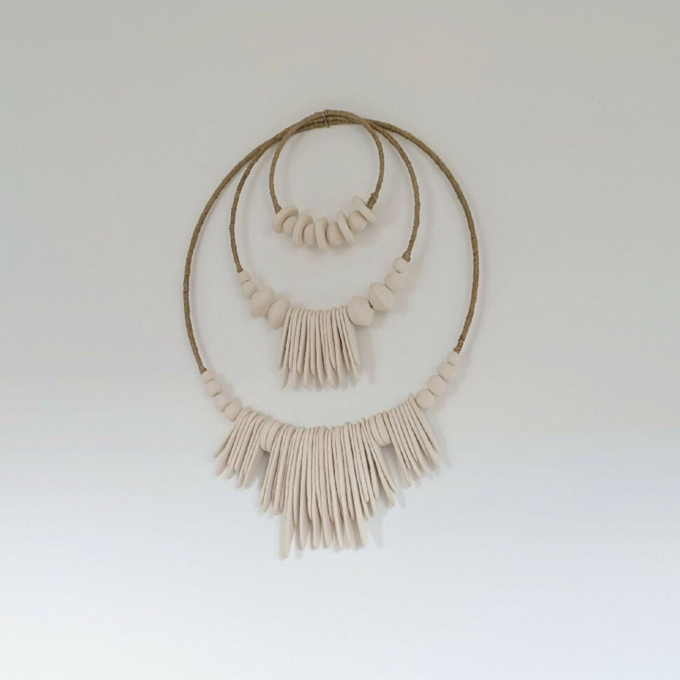 Décoration murale XXL Soweto en macramé blanc, perles et franges sur cercle