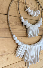 Décoration murale ronde avec perles blanches et franges pendantes sur cordon brun