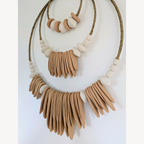 Décoration murale XXL en forme de collier, perles blanches et cordons terracotta, motif complet