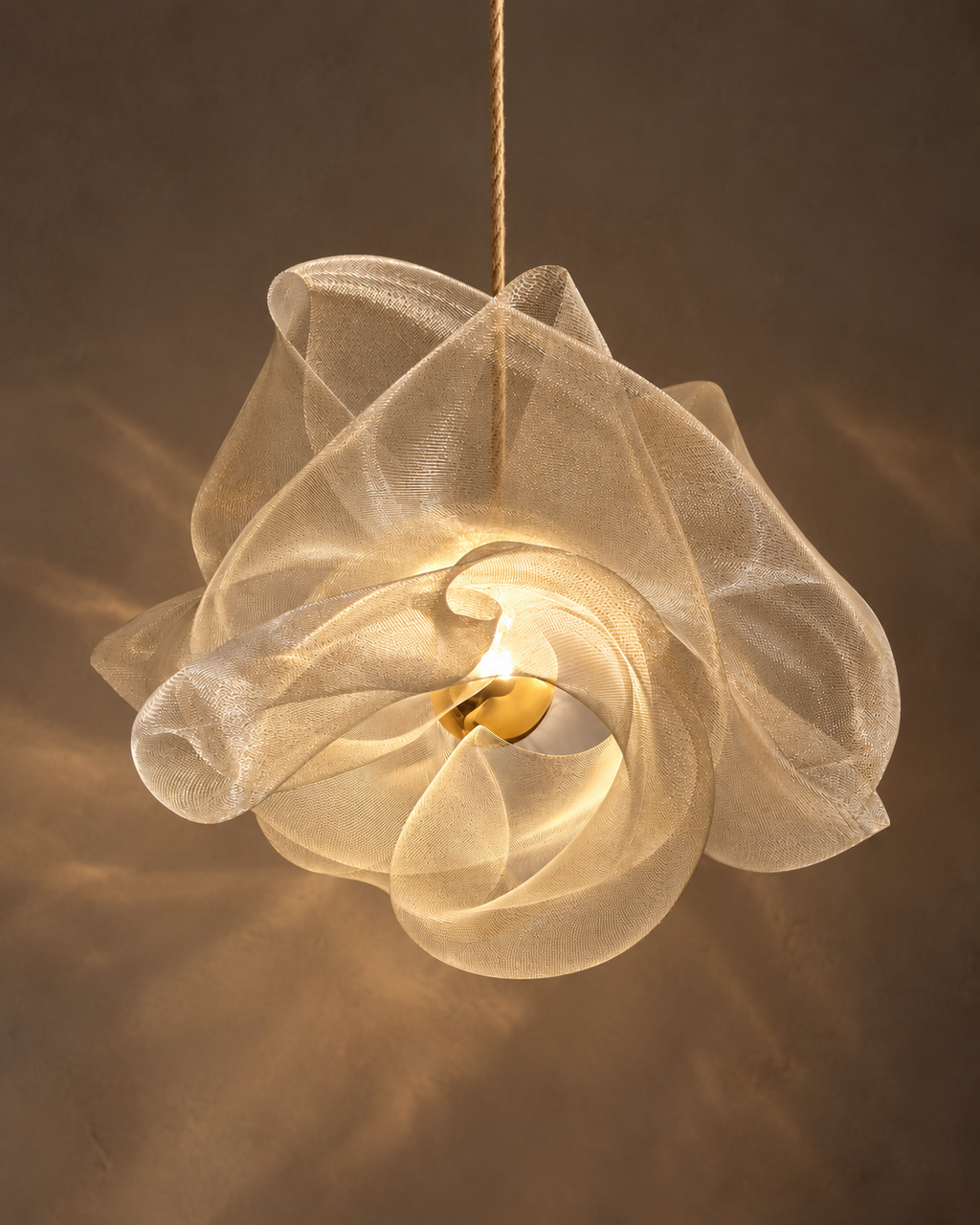 Suspension sculpturale Aériane en maille métallique – 75 × 60 cm