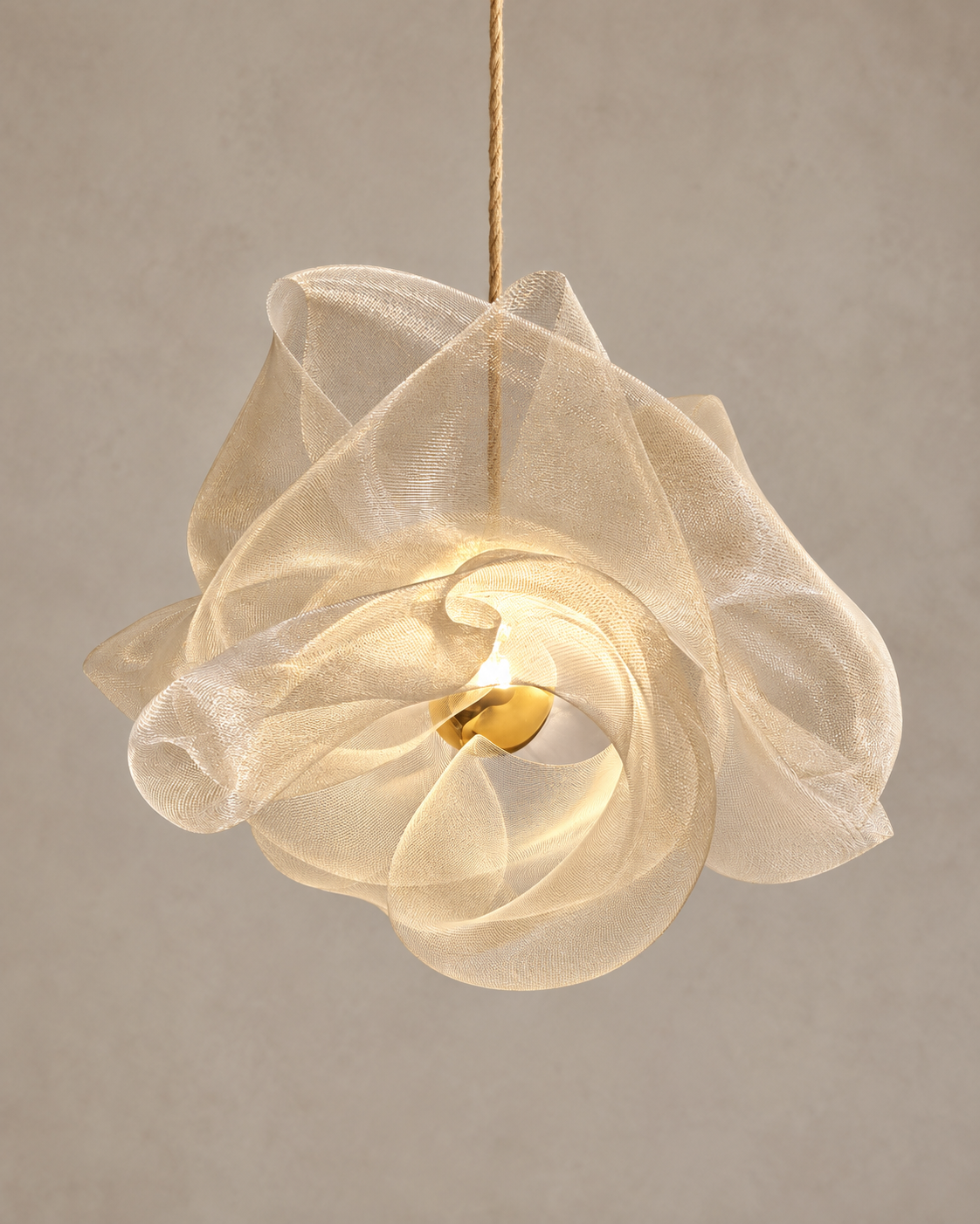 Suspension sculpturale Aériane en maille métallique – 75 × 60 cm