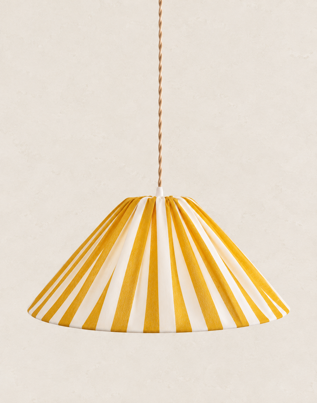 Suspension conique rayée Malala : luminaire graphique et chaleureux, made in France