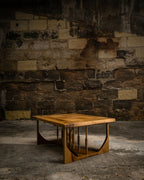 Table basse en bois clair rectangulaire, piétement ajouré et plateau épais