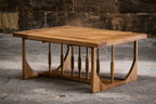 Table basse en bois clair rectangulaire, plateau plein et structure arquée sur les côtés