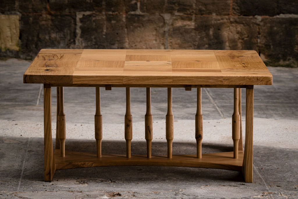 Table basse en bois clair vue de face, barreaux verticaux sous le plateau