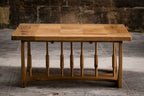 Table basse en bois clair vue de face, barreaux verticaux sous le plateau