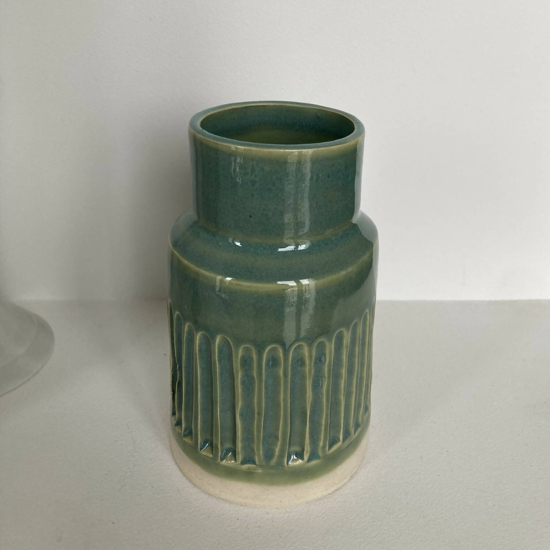 Vase en céramique vert émaillé avec rainures verticales et col légèrement évasé