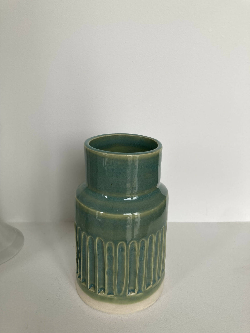Vase en céramique vert émaillé, motifs de rainures au milieu et ouverture ronde