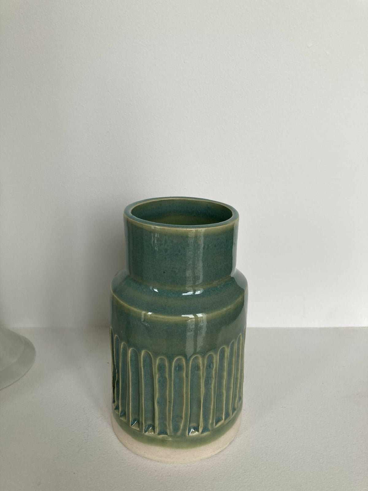 Vase en céramique vert émaillé, motifs de rainures au milieu et ouverture ronde