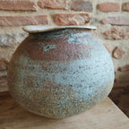 Vase en céramique rond, patine bleu et beige, col évasé.