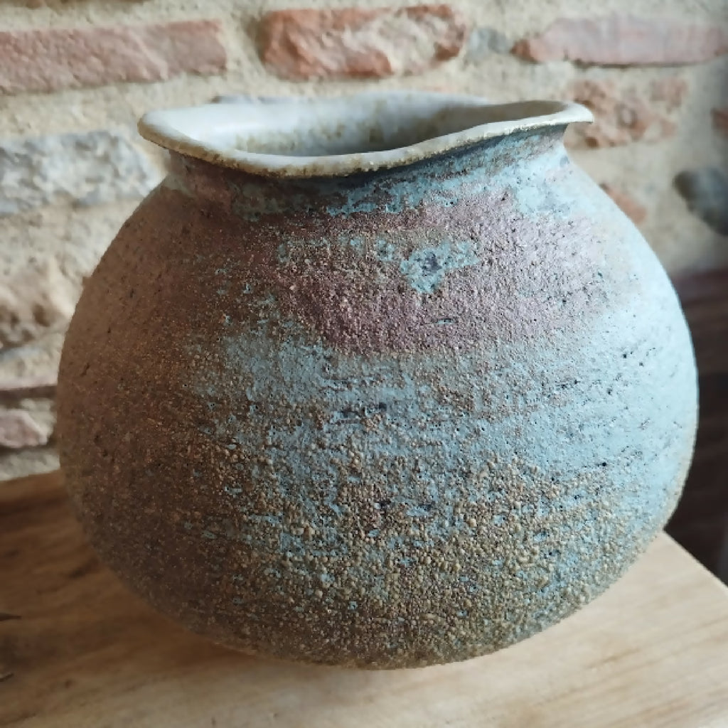 Vase en céramique à large panse, patine bleue poudrée, bord clair.