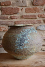 Vase en céramique marron, patine bleue, ouverture évasée.