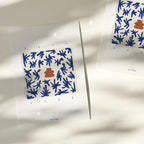 Carte illustrée, motif bleu à formes végétales et élément terracotta, vue d’ensemble