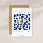 Carte illustrée bleue avec motif végétal et élément terracotta, carte et enveloppe kraft