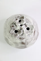 Petit soliflore “Fleurs d’ombre” en Porcelaine & Terre Noire — Pièce Unique