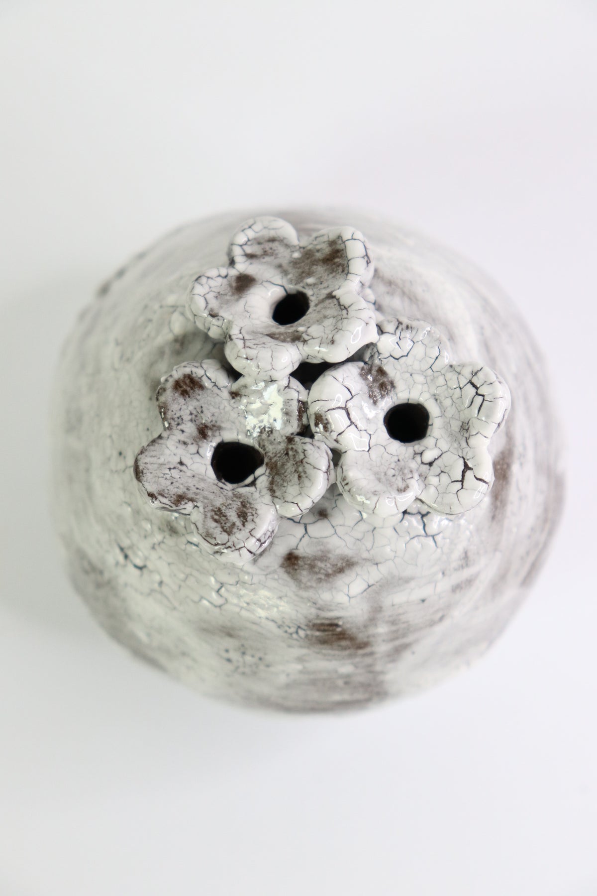 Petit soliflore “Fleurs d’ombre” en Porcelaine & Terre Noire — Pièce Unique