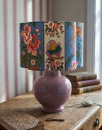 Abat-jour cylindrique bleu à patchwork floral et oiseaux, sur lampe décorative