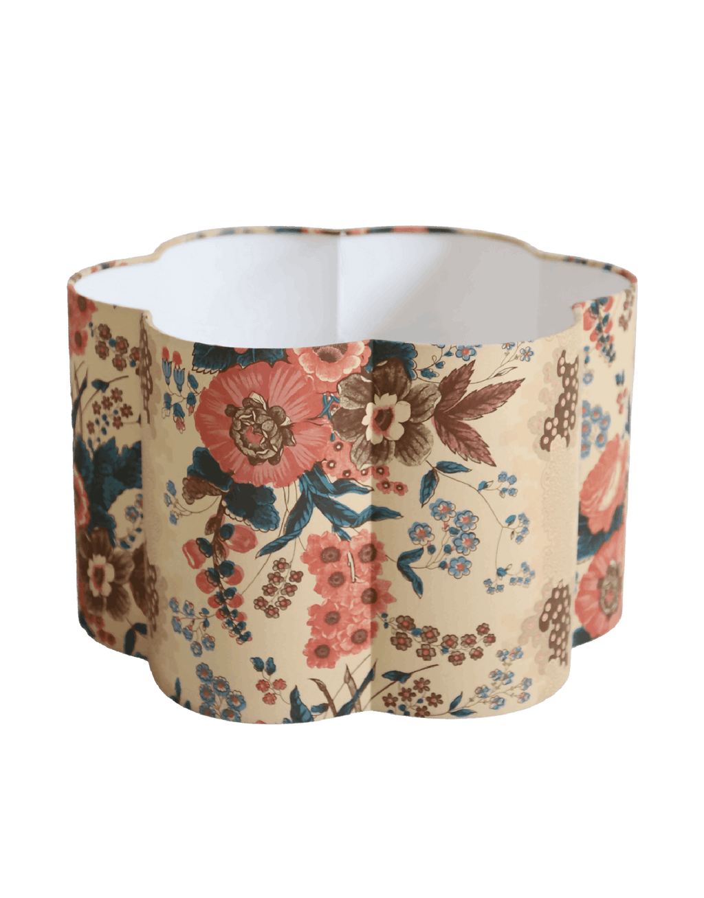 Abat-jour forme fleur, fond crème et fleurs rouges, bleues et brunes, intérieur blanc.