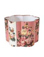 Abat-jour forme fleur floral rose, tissu patchwork crème, bord ondulé et arrondi