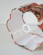 Abat-jour forme fleur patchwork rose et floral, vue partielle avec armature blanche
