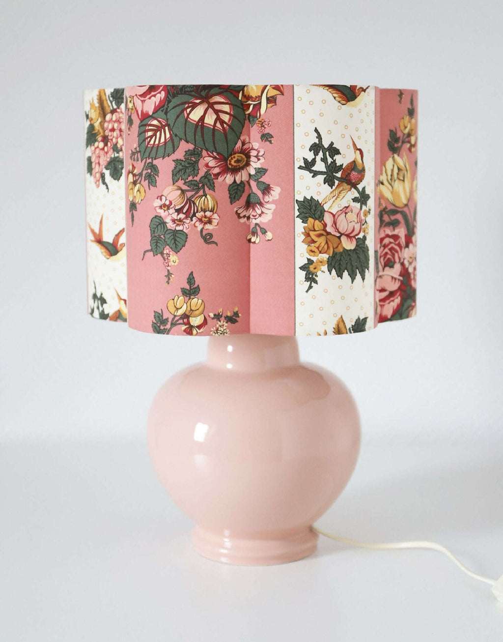 Abat-jour forme fleur floral rose, monté sur base en céramique beige avec câble