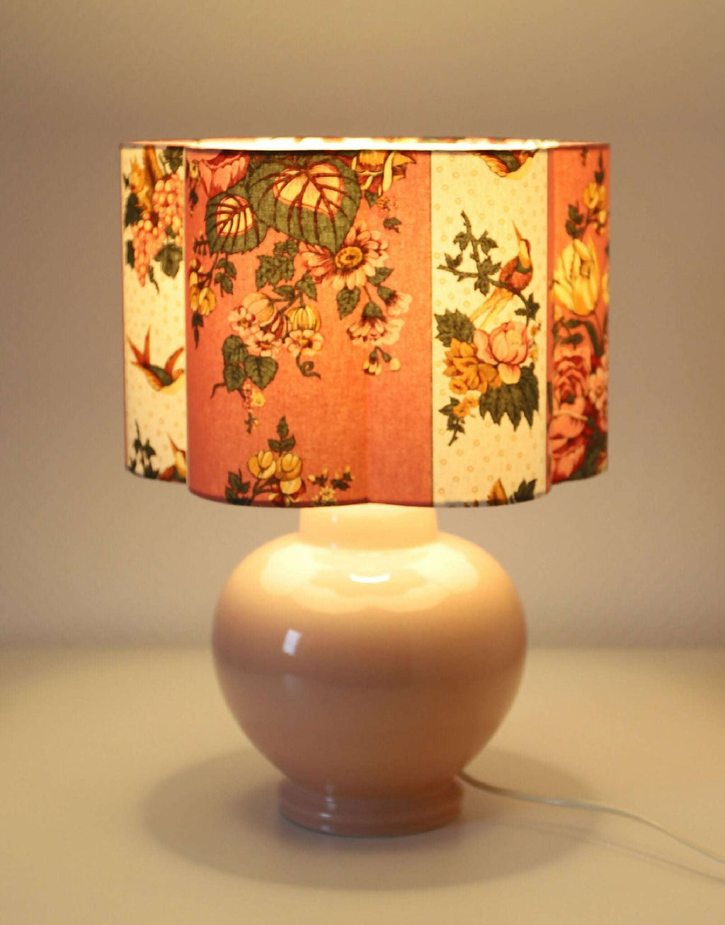 Abat-jour forme fleur à fleurs sur base boule beige, motifs floraux multicolores